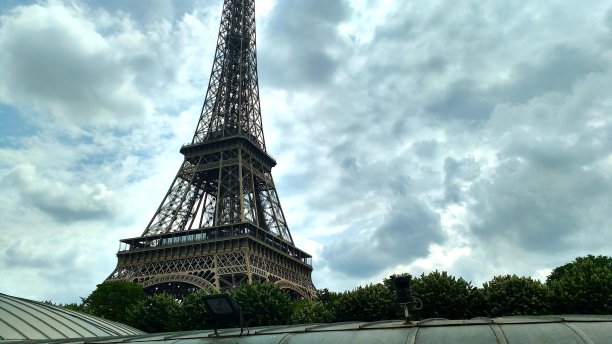 河上的埃菲尔铁塔图片下载