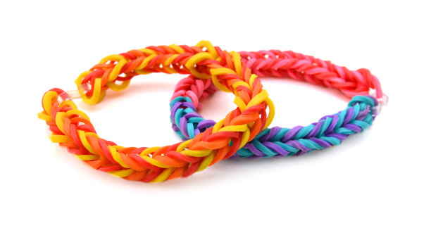用橡皮筋制成的手镯的特写图片下载
