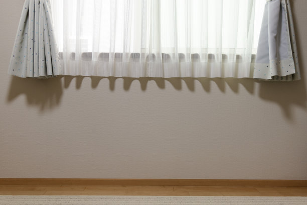 窗户和白色花边窗帘图片下载