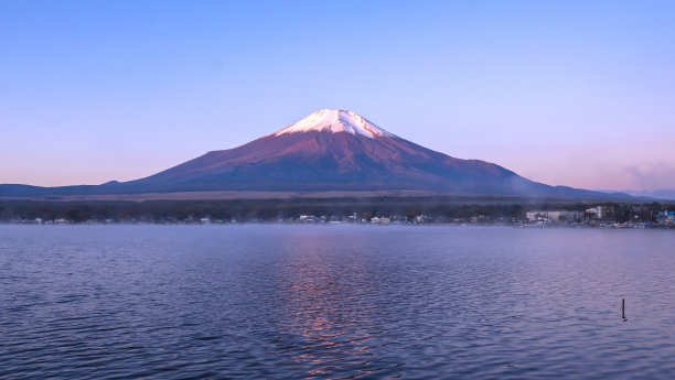 富士山日出景观与雾图片下载