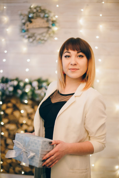 小女孩有一个圣诞礼品盒图片下载