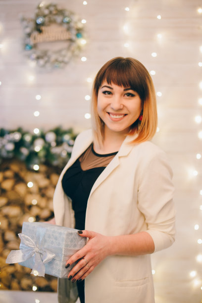 小女孩有一个圣诞礼品盒图片下载