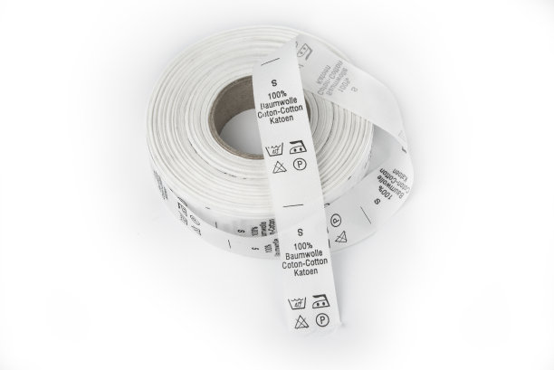 棉花洗涤护理标签在一卷纺织生产图片下载