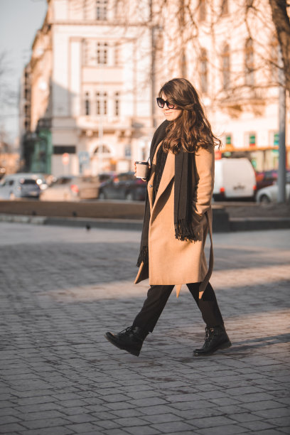 肖像时尚华丽的女人在大衣户外喝咖啡去图片下载