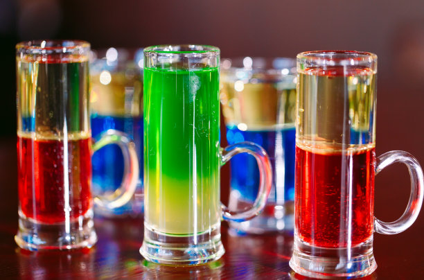 照片上酒吧。吧台上五颜六色的鸡尾酒图片下载