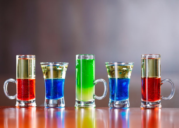 照片上酒吧。吧台上五颜六色的鸡尾酒图片下载