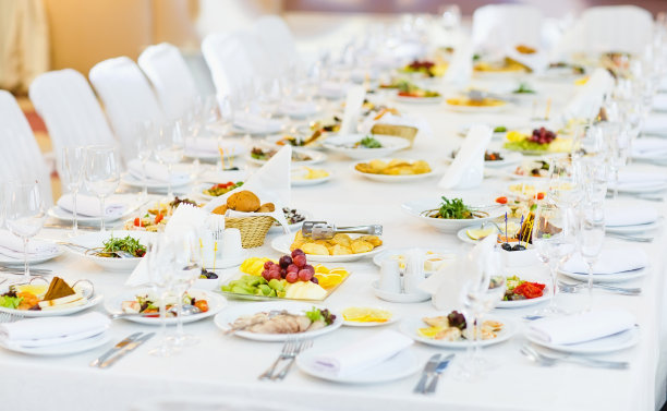餐厅里白色桌布上摆着精美的餐桌图片下载
