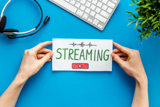 流媒体视频概念-在办公室工作场所的平板电脑。俯视图图片下载