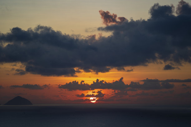 越南芽庄汉庄角的日出景观。旅游和自然的概念。早晨的天空，云彩，太阳和海水图片下载