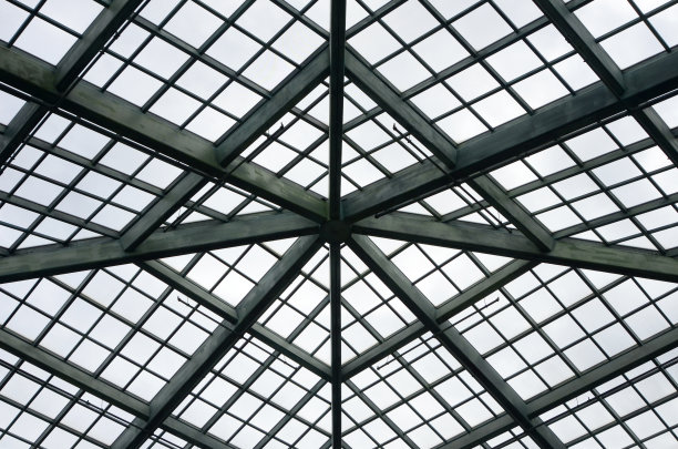 天窗的钢梁创造了一种抽象的建筑模式图片下载