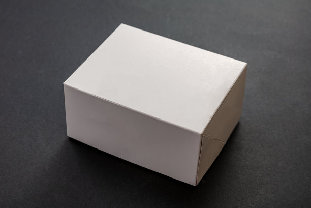 封闭式白色包装盒，空白广告模板用于产品包装，黑色背景。图片下载