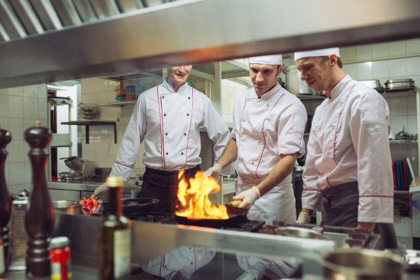 厨房着火了。火是在铁锅上烧煤气，把火炒得很热图片下载