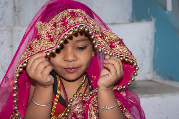 女孩可爱的表情在婚礼礼服从独特的低角度拍摄的细节图片下载