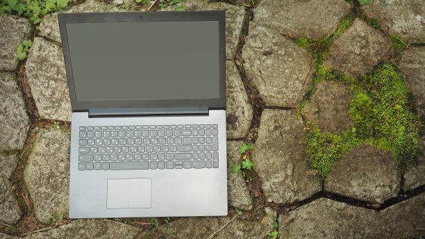 笔记本和自然。前视图。田园生活的概念图片下载