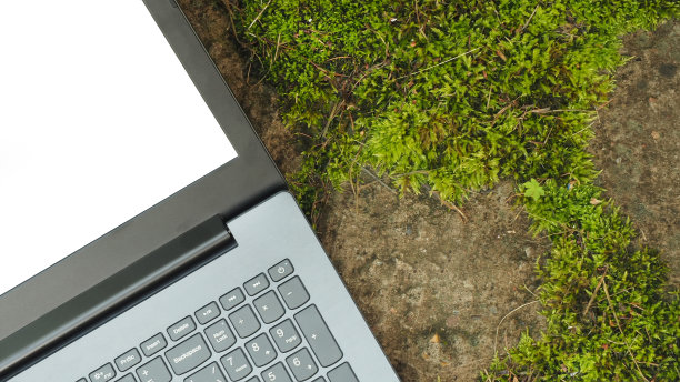 笔记本和自然。前视图。田园生活的概念图片下载