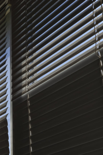 阳光从紧闭的百叶窗里射进来。图片下载