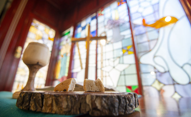 教堂里的圣餐杯，有酒和面包图片下载