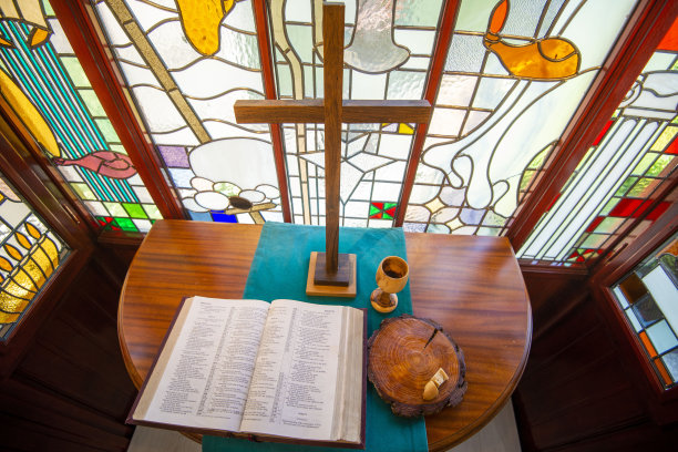 教堂里的圣餐杯，有酒和面包图片下载