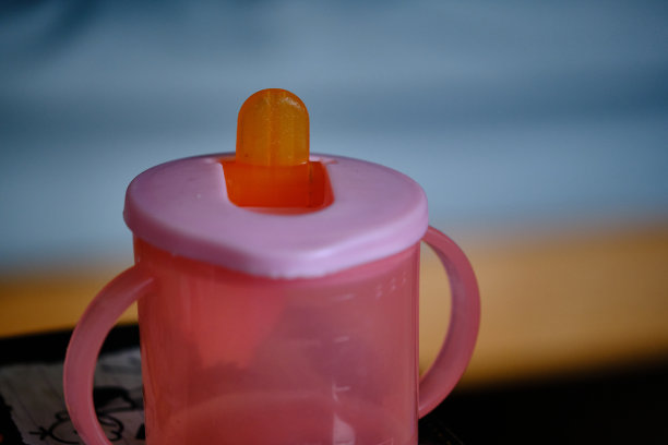 孩子的酒杯。图片下载