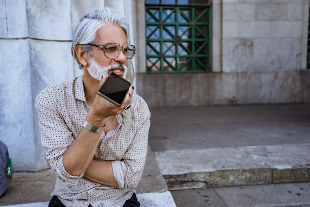 成熟的灰色男人用手机图片下载