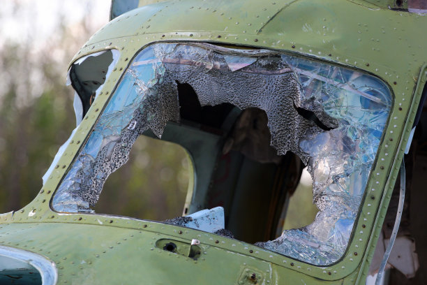 老米米-2，一架小型涡轮动力运输直升机在乌克兰东部Vovchansk的一个飞机墓地上图片下载