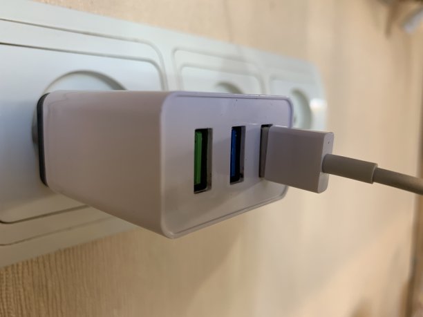 3个USB接口的充电器。1端口被充电线占用图片下载