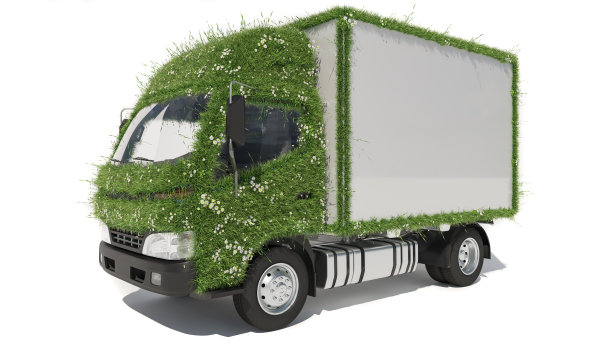 送货车部分覆盖在草地和雏菊在白色的背景图片下载