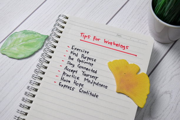 幸福的秘诀写在一本书上。由一个附加服务的独立木桌支撑。图片下载