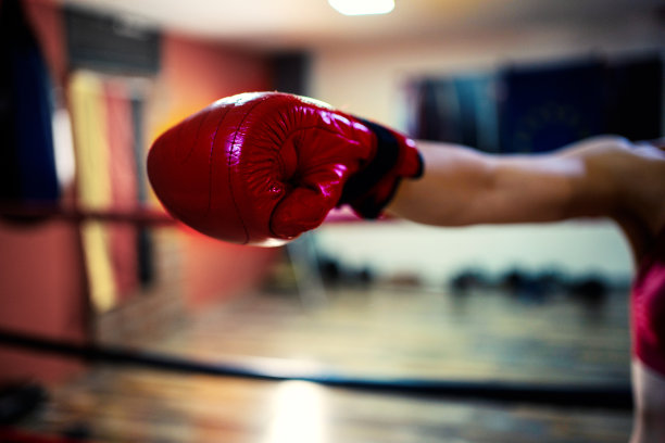 在拳击馆里进行拳击训练图片下载