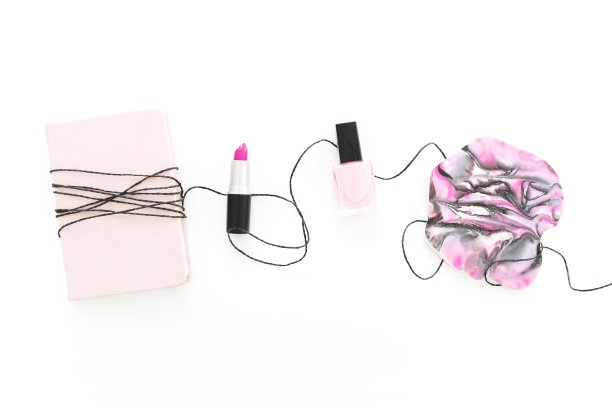 树脂艺术板与日记本，口红和指甲油在白色。女性化的概念。平躺，俯视图图片下载
