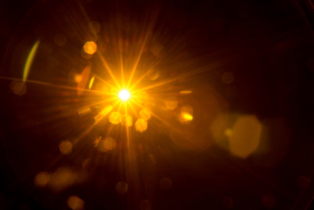 黑色上自然的太阳耀斑图片下载