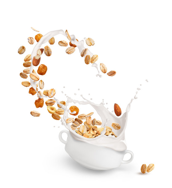 燕麦片加坚果和葡萄干。燕麦和牛奶图片下载