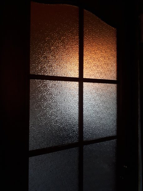 照片中的门窗玻璃浮雕表面带有折射光凹凸不平的纹理背景图片下载