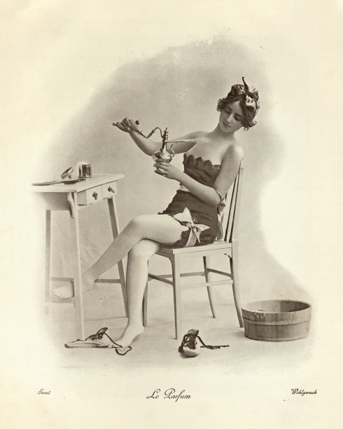 美丽的年轻女子喷香水，维多利亚复古照片图片下载