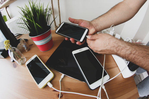 那个把手机充好电的人图片下载