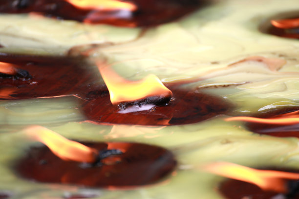 在庙里燃烧的蜡烛图片下载