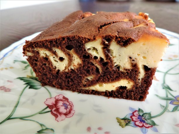 一块大理石巧克力芝士蛋糕。美丽和美味。自制的。原来的配方。图片下载