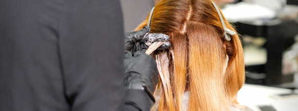 理发师给年轻女子染发图片下载