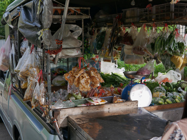 泰国杂货店皮卡车上的猪皮和商品图片下载
