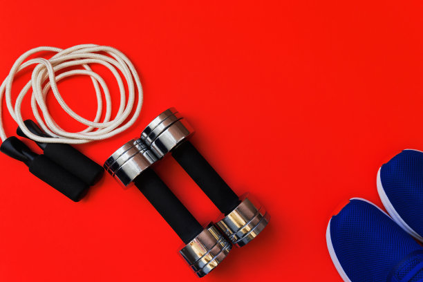 蓝色背景上的一套运动工具和教练。图片下载