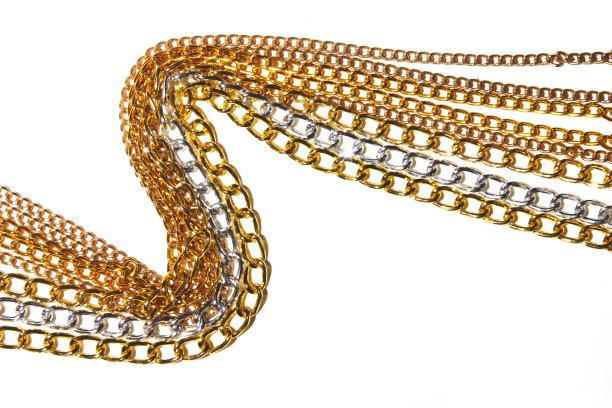 金色的链子扭曲地躺在白色的背景上图片下载