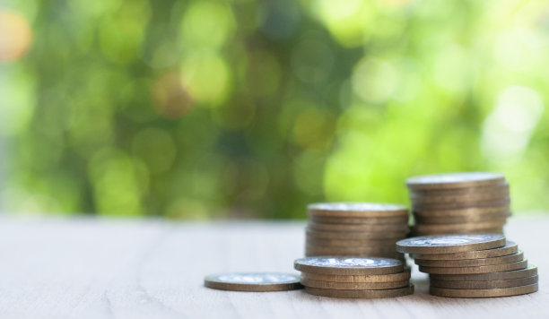 一堆硬币在自然模糊的背景上图片下载