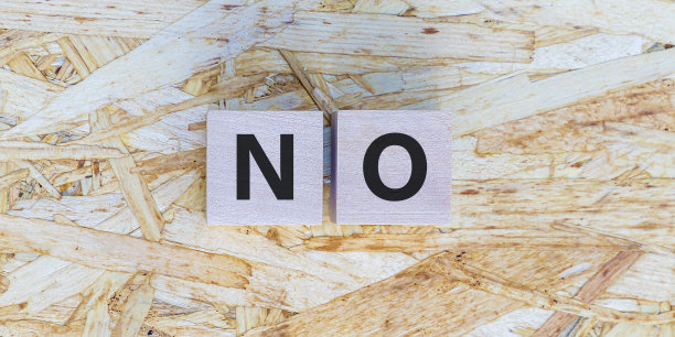 没有字母的立方体是木制背景，图片为平面设计，网站或横幅图片下载