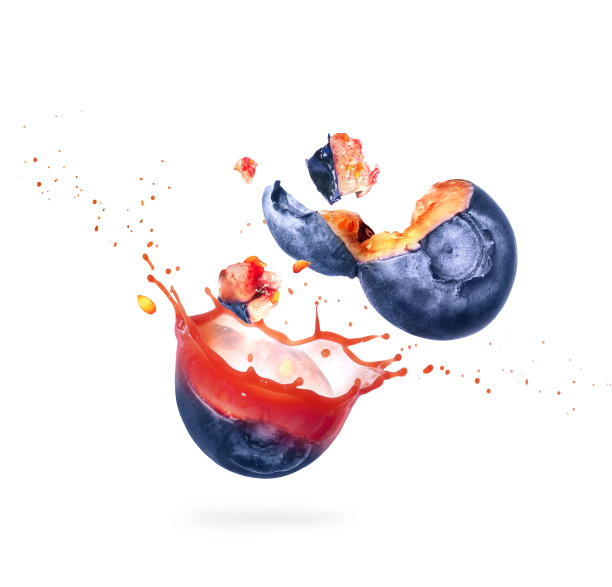 蓝莓切成两半与流动的果汁特写在白色的背景图片下载