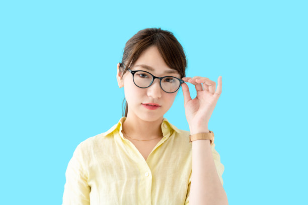 年轻的亚洲女孩戴着眼镜。图片下载