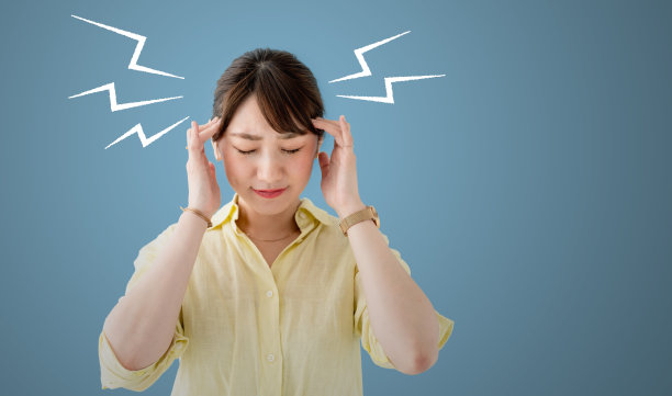 年轻女子头痛。图片下载