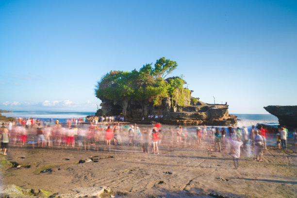 海上最著名的法默斯神庙和巴厘岛旅游景点地标，位于印尼巴厘岛的巴图博龙神庙。印尼巴厘岛的海岸线自然景观。图片下载