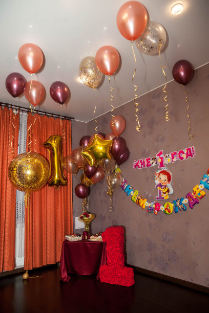 节日背景设计，用精致的蛋糕和家居装饰来庆祝一周岁生日图片下载