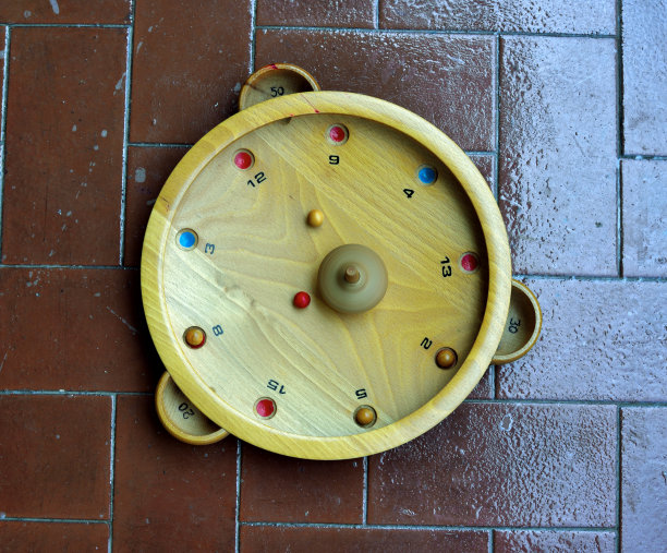 提洛尔人的轮盘赌图片下载