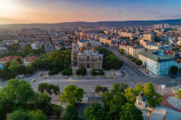 空中无人机的大教堂的假设在瓦尔纳,保加利亚-(保加利亚:КатедралатаУспениеБогородичновъвВарна,България)图片下载